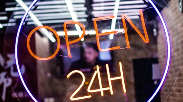 Open 24h (© Photo by Clement Souchet on Unsplash)