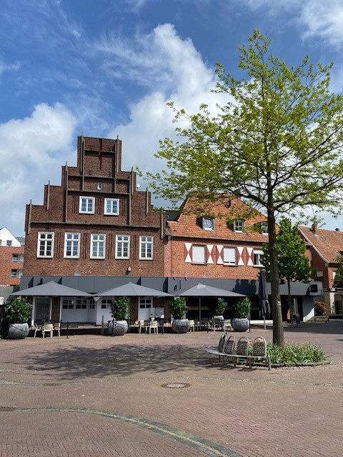 Vreden: Marktplatz, Außengastronomie Alfreds & Emils; Bild: Ilonka Bulten